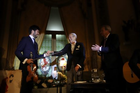 El violinista Paco Montalvo, felicitando al homenajeado.