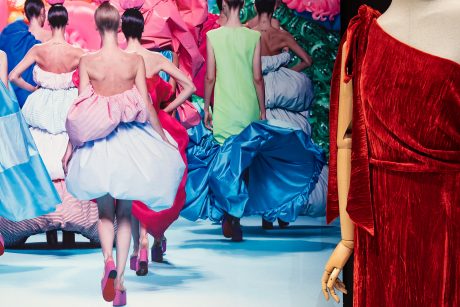 Imagen de un desfile de Agatha Ruiz de la Prada en diálogo con un vestido de Ailanto.