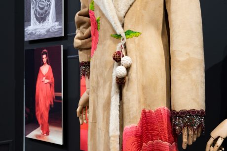 Detalle de un abrigo de piel con aplicaciones de flores bordadas de Miguel Marinero. Al fondo, Penélope Cruz en un desfile de Victorio & Lucchino.