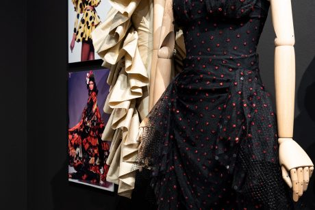 Detalle de vestidos de Carmen March y Juana Martón. Al fondo, fotos de desfile de Francis Montesinos y María Escoté.