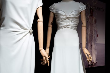 Vestidos de novia de Fely Campo e Isabel Nuñez. al fondo, imagen de desfile de Juana Martín.