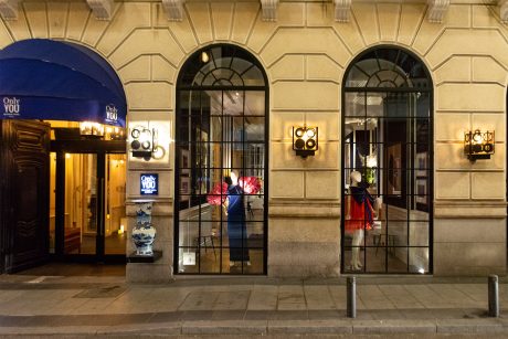 Diseños emblemáticos de Agatha Ruiz de la Prada se exponen en el Only You Hotel Boutique de Barquillo.