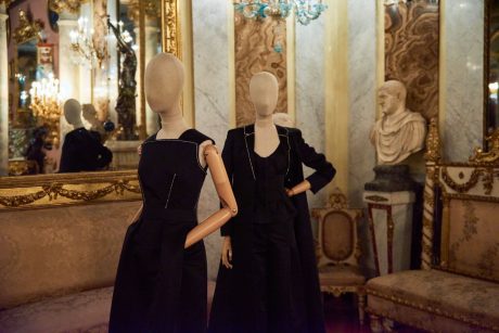 Vestido largo negro en satén con aplicaciones de cristal y Top, pantalón palazzo y abrigo con aplicaciones de cristal y botones fantasía. Roberto Verino