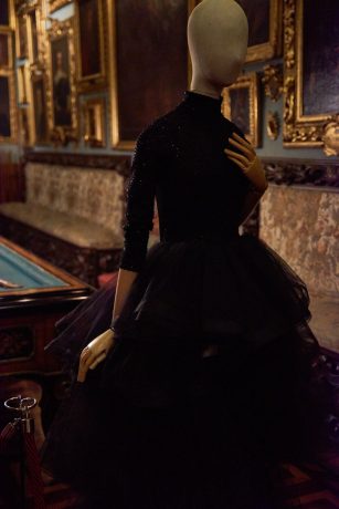 Vestido negro con cuerpo de crepé bordado con cuentas de azabache y falda de tul ilusión con crinolina. Hannibal Laguna