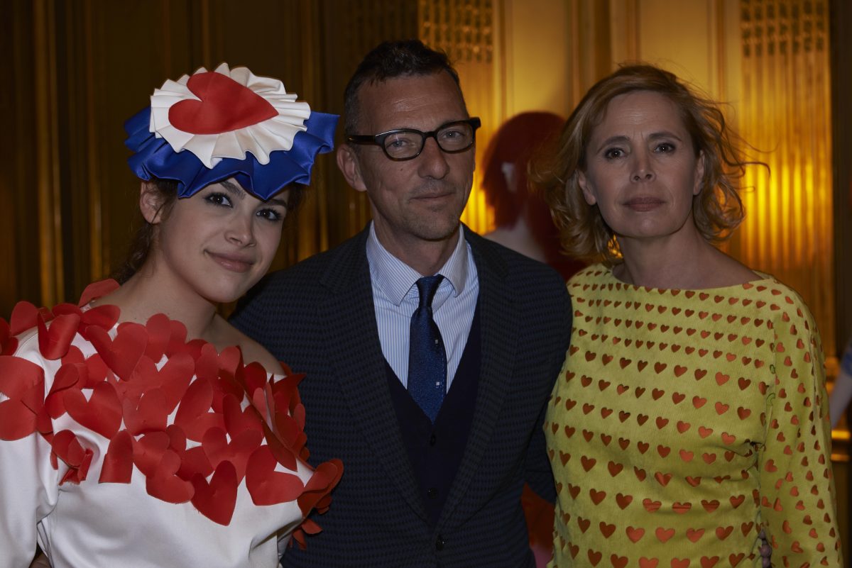 Cósima Ramírez y Agatha Ruiz de la Prada con el director del Museo Galliera, Olivier Saillard