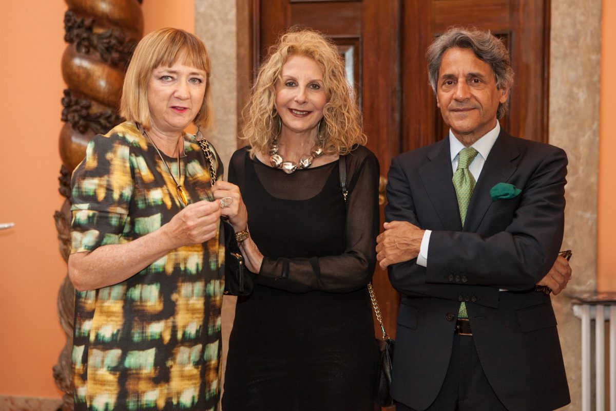 Begoña Torres, subdirectora general de Promoción de las Bellas Artes, con Linda Heras, directora de expansión internacional de Roberto Verino, y el diseñador Miguel Marinero