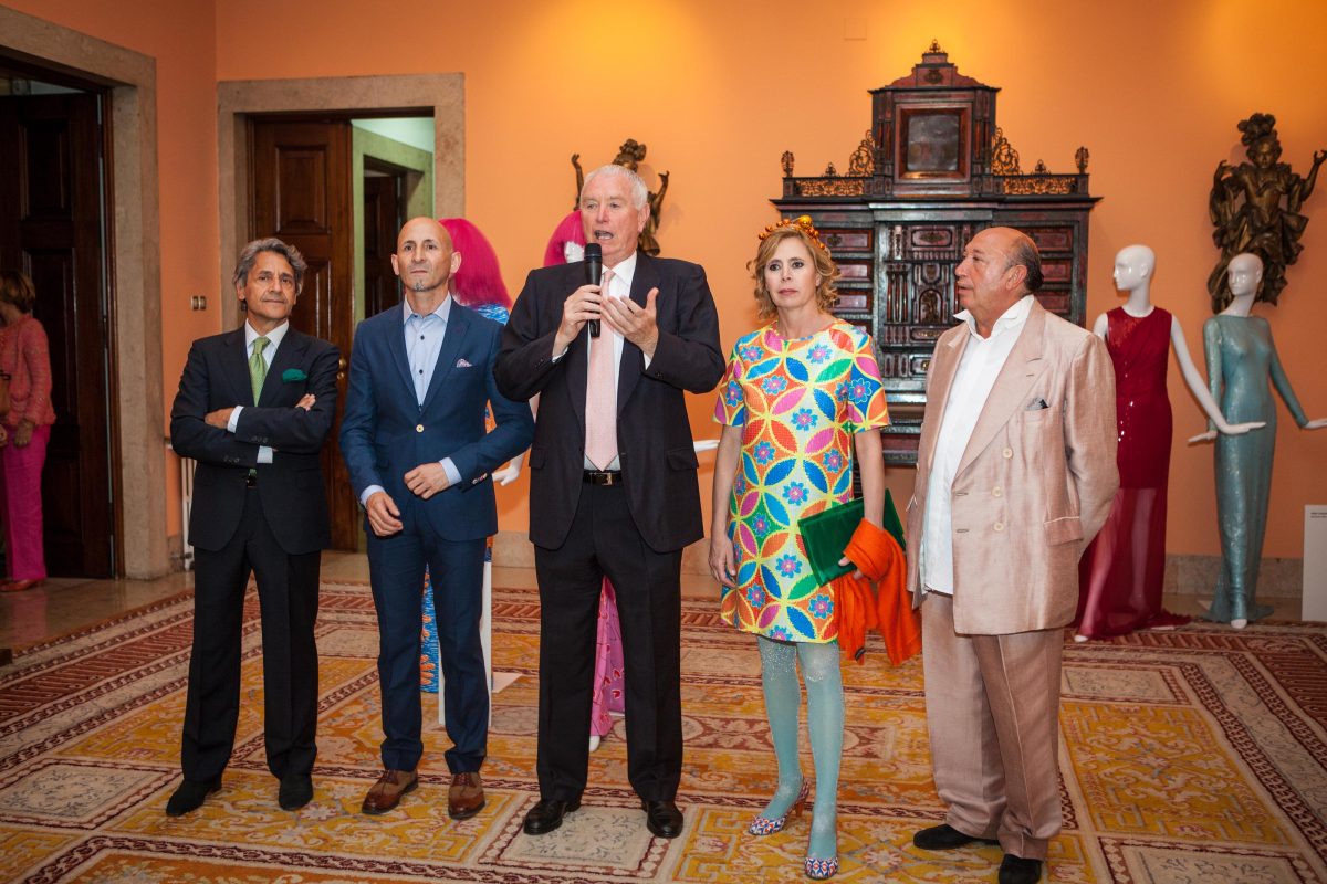 Los diseñadores Miguel Marinero, Modesto Lomba, Agatha Ruiz de la Prada y Francis Montesinos, con el Embajador D. Eduardo Junco