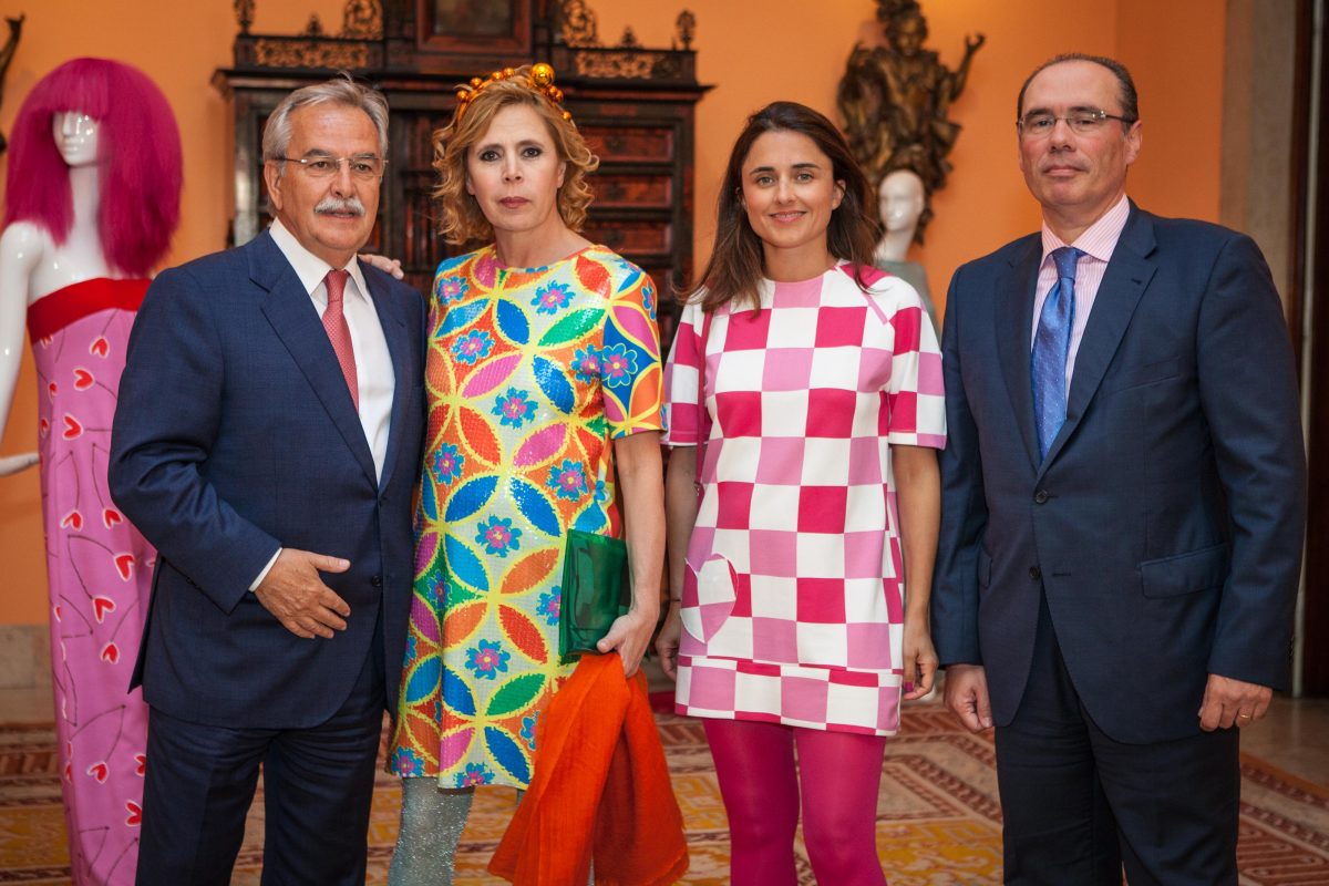 Agatha Ruiz de la PRada y Miren Baselga con el director general de El Corte Inglés, Juan Angel Vaca