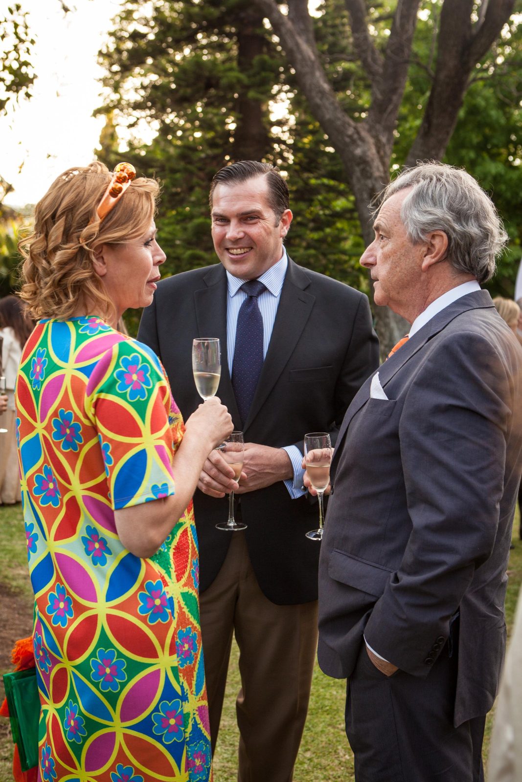 Agatha Ruiz de la Prada con el Príncipe Charles Philippe d'Orleans y  Jorge Dezcallar