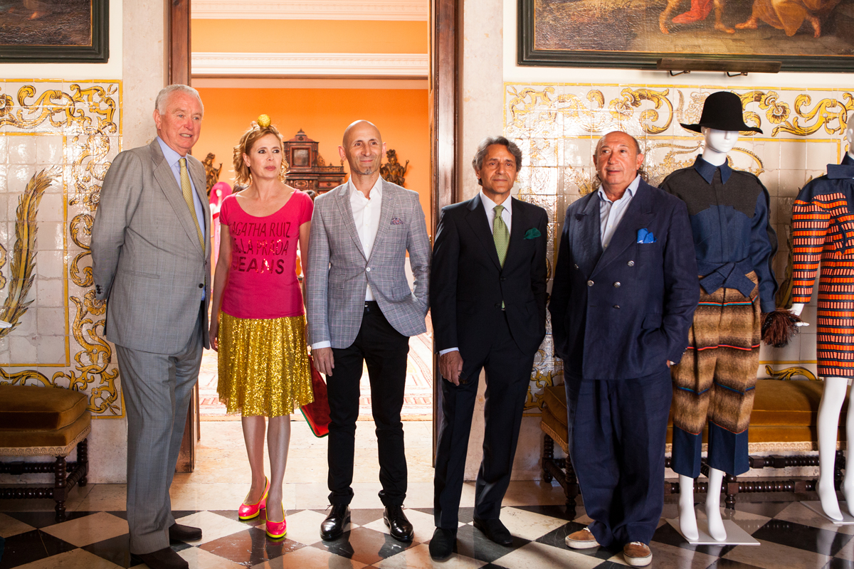 El embajador D. Eduardo Juanco, con los diseñadores Agatha Ruiz de la Prada, Modesto Lomba, Miguel Marinero y Francis Montesinos