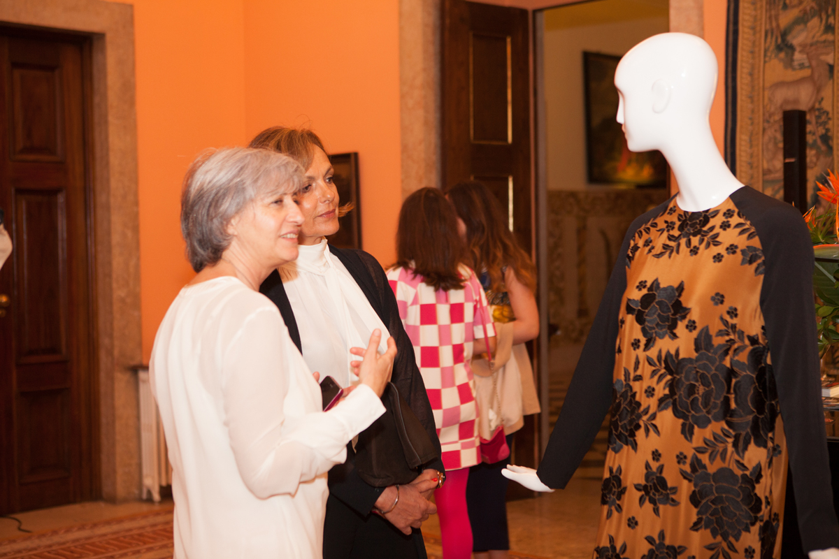 Pepa Bueno, directora de ACME, visita la exposición con Paula Mateus, directora de Vogue Portugal