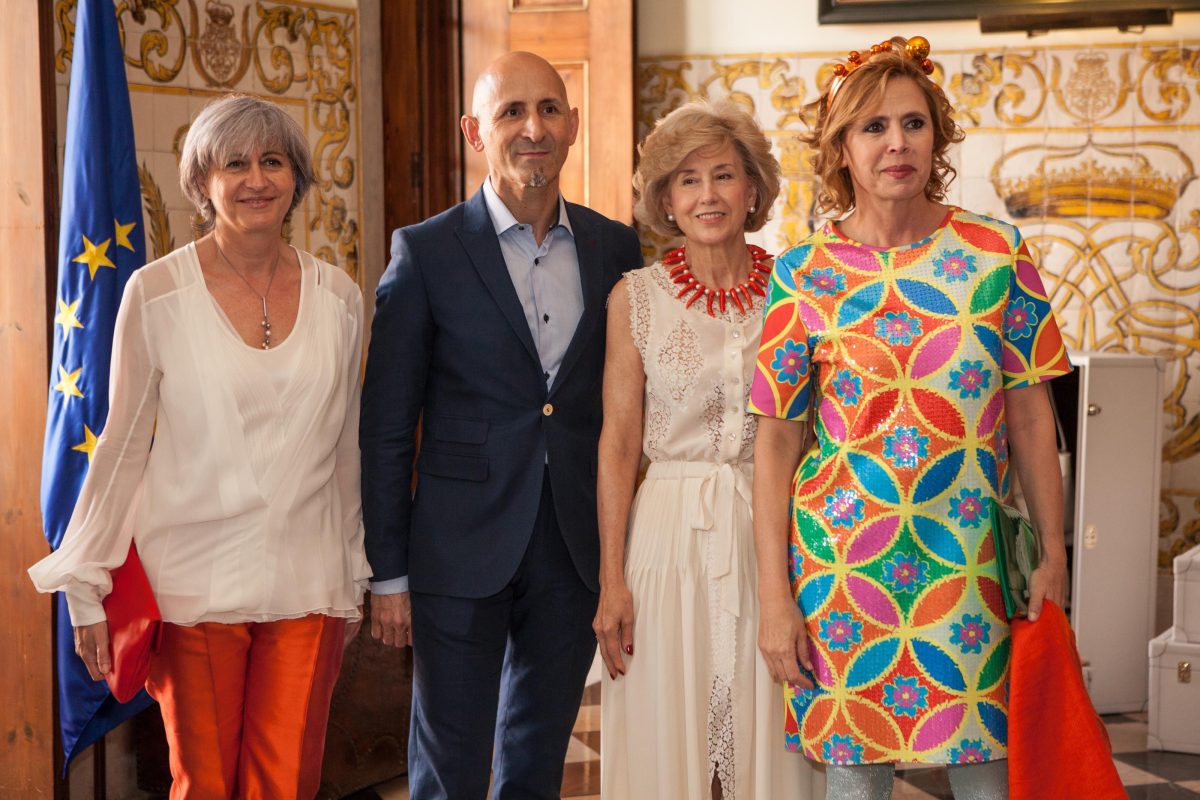 Pepa Bueno, Modesto Lomba y Agatha Ruiz de la Prada con la la señora embajadora, Dña. Pilar Baselga