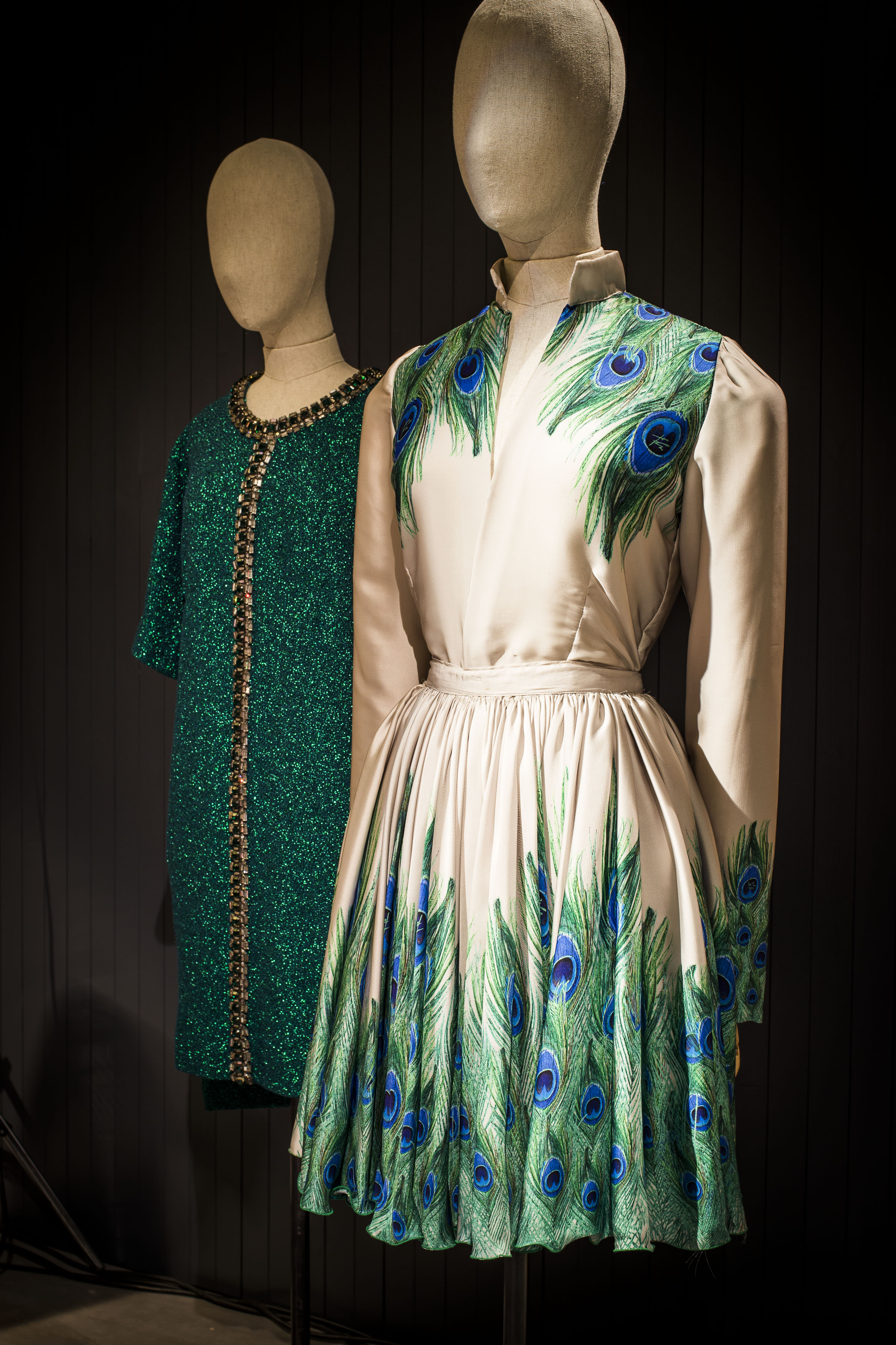 Conjunto estampado de Francis Montesinos y vestido verde con aplicaciones de pedrería de Jorge Vázquez