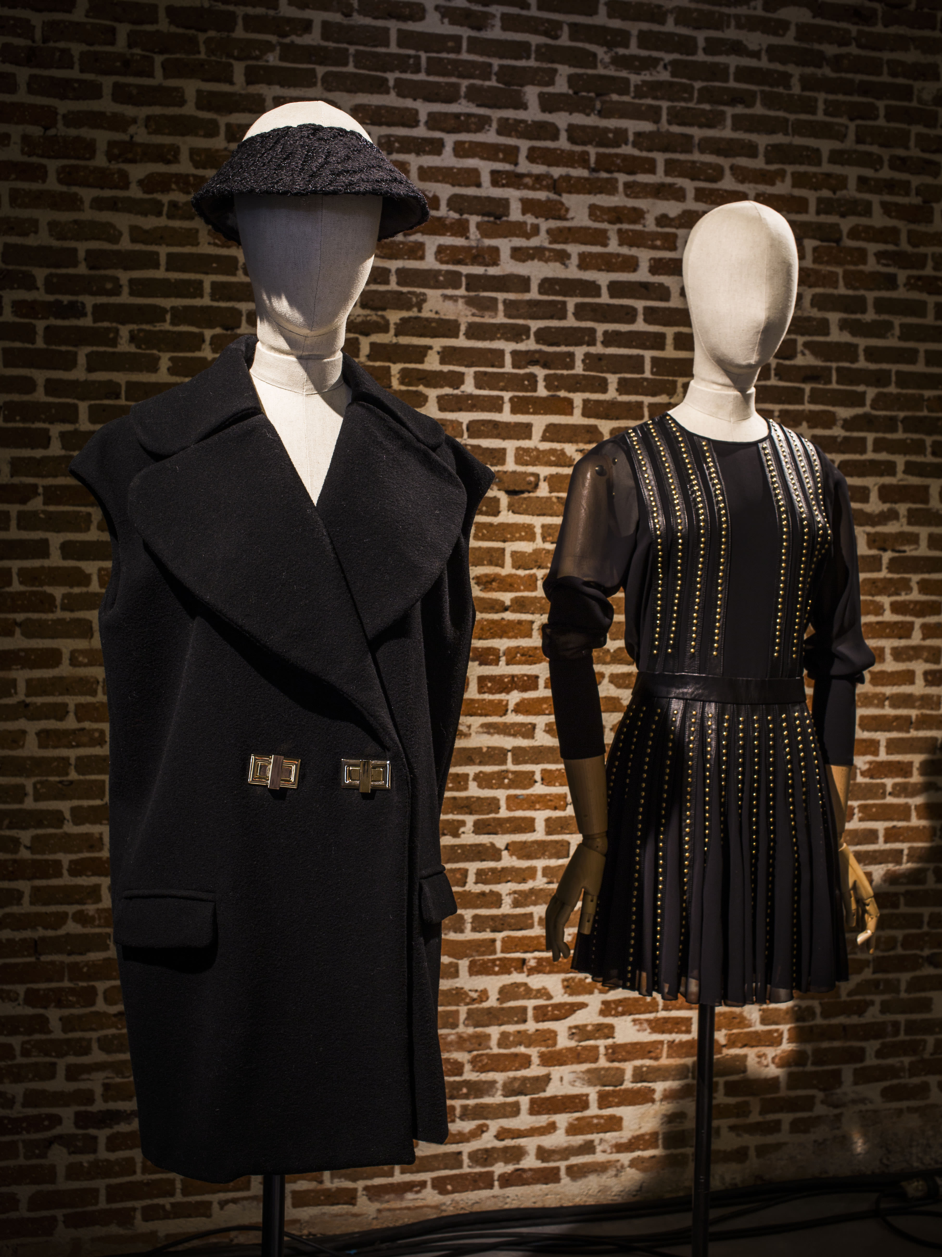 Diseño de Moisés Nieto y vestido con tachuelas de Teresa Helbig