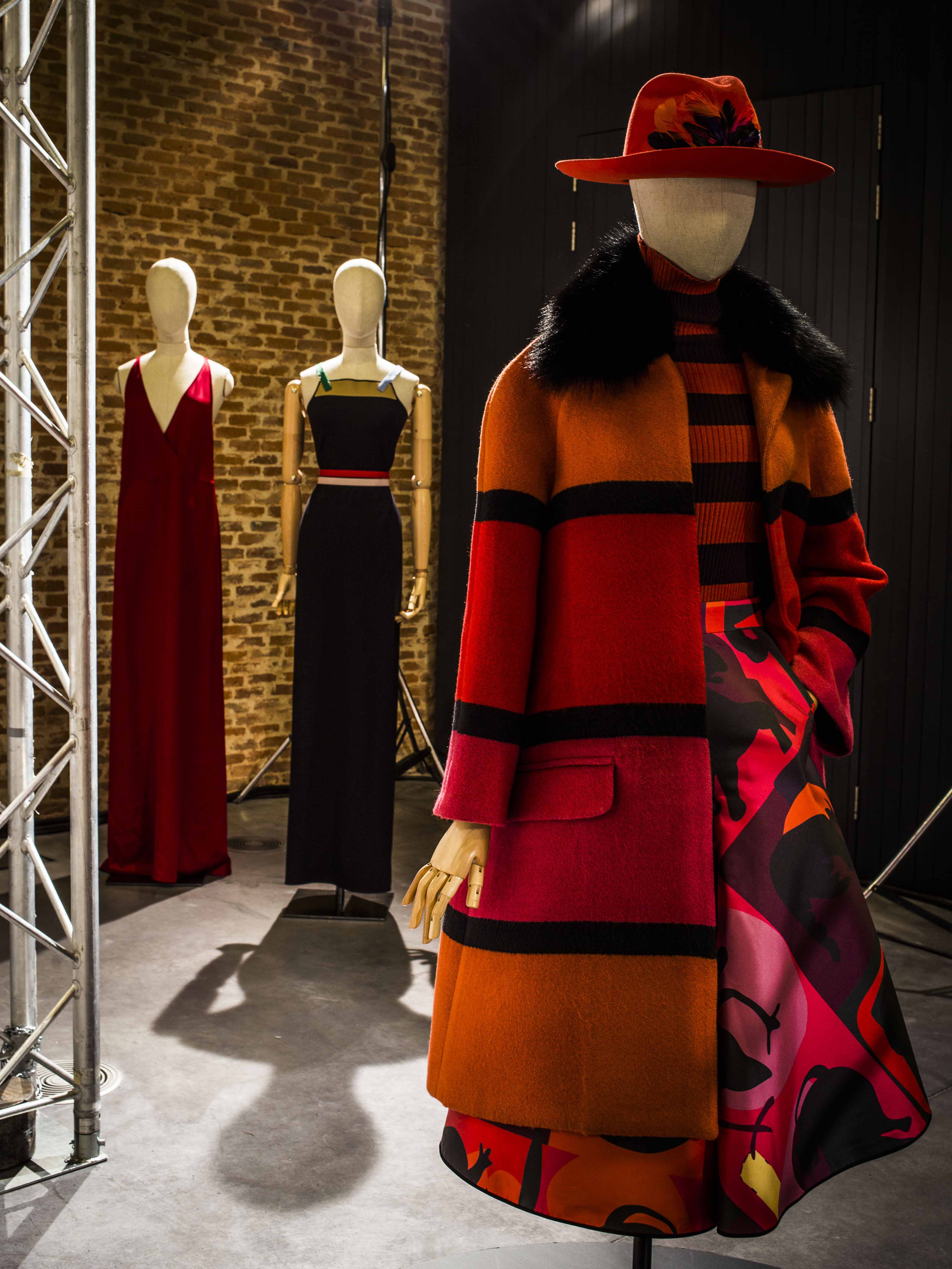 Look de Juan Vidal, vestido negro de Davidelfín y diseño en rojo de Angel Schlesser