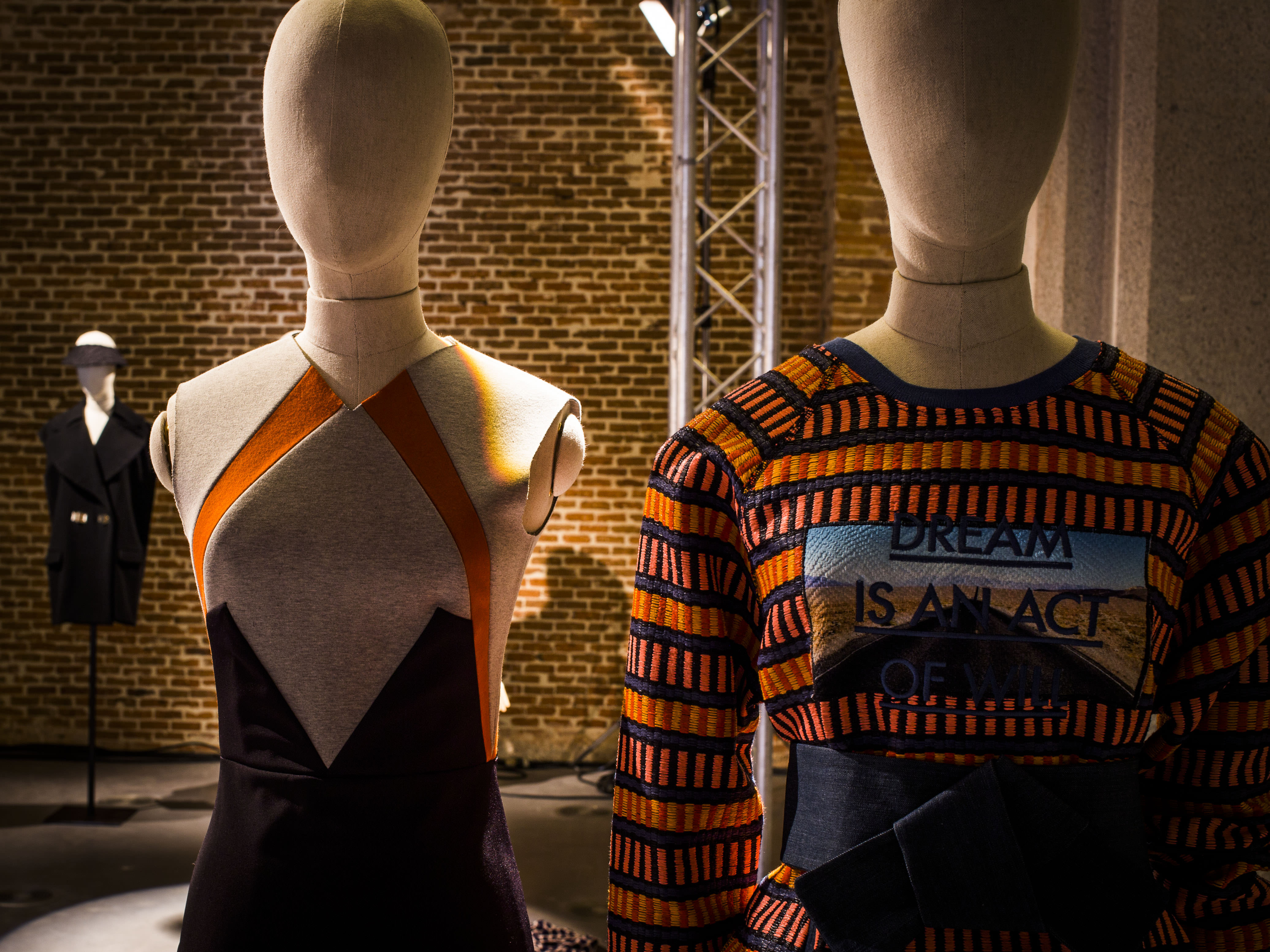 Vestido de Juanjo Oliva y sudadera bordada de Ana Locking