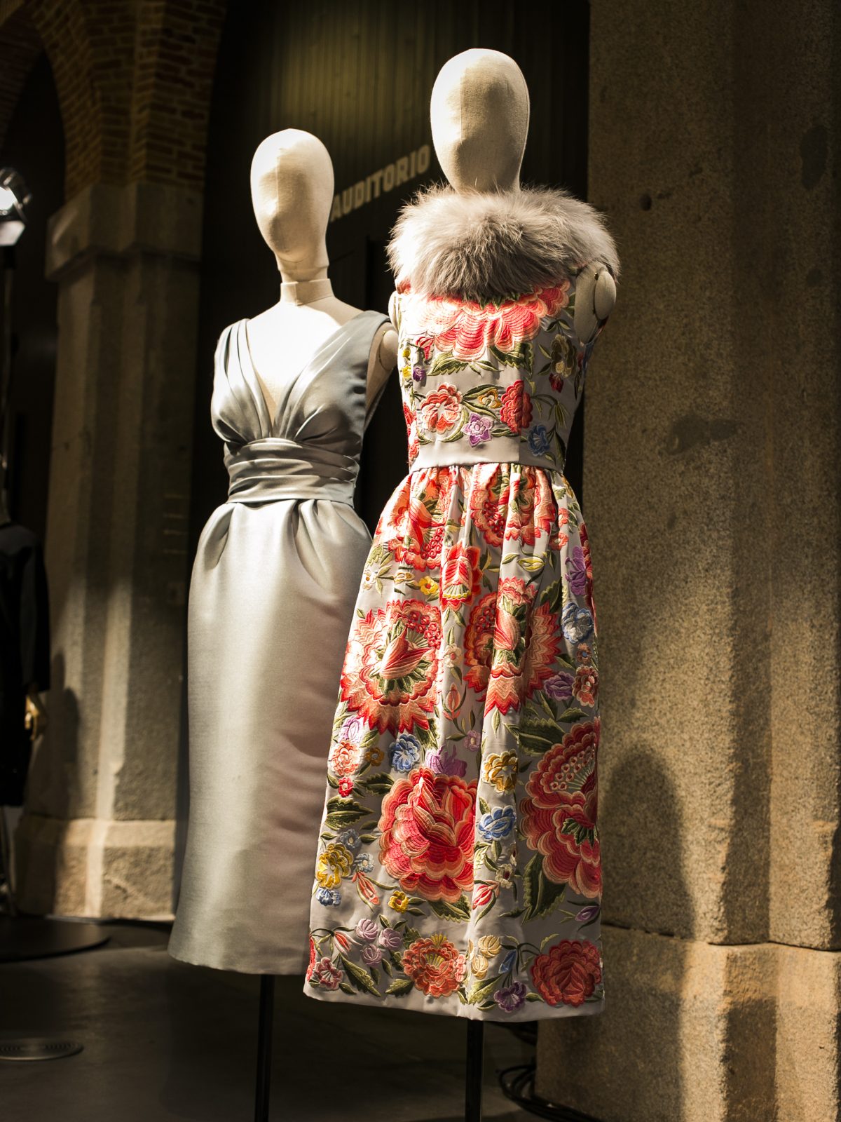 Traje de cóctel de Hannibal Laguna y vestido bordado de Duyos (2)