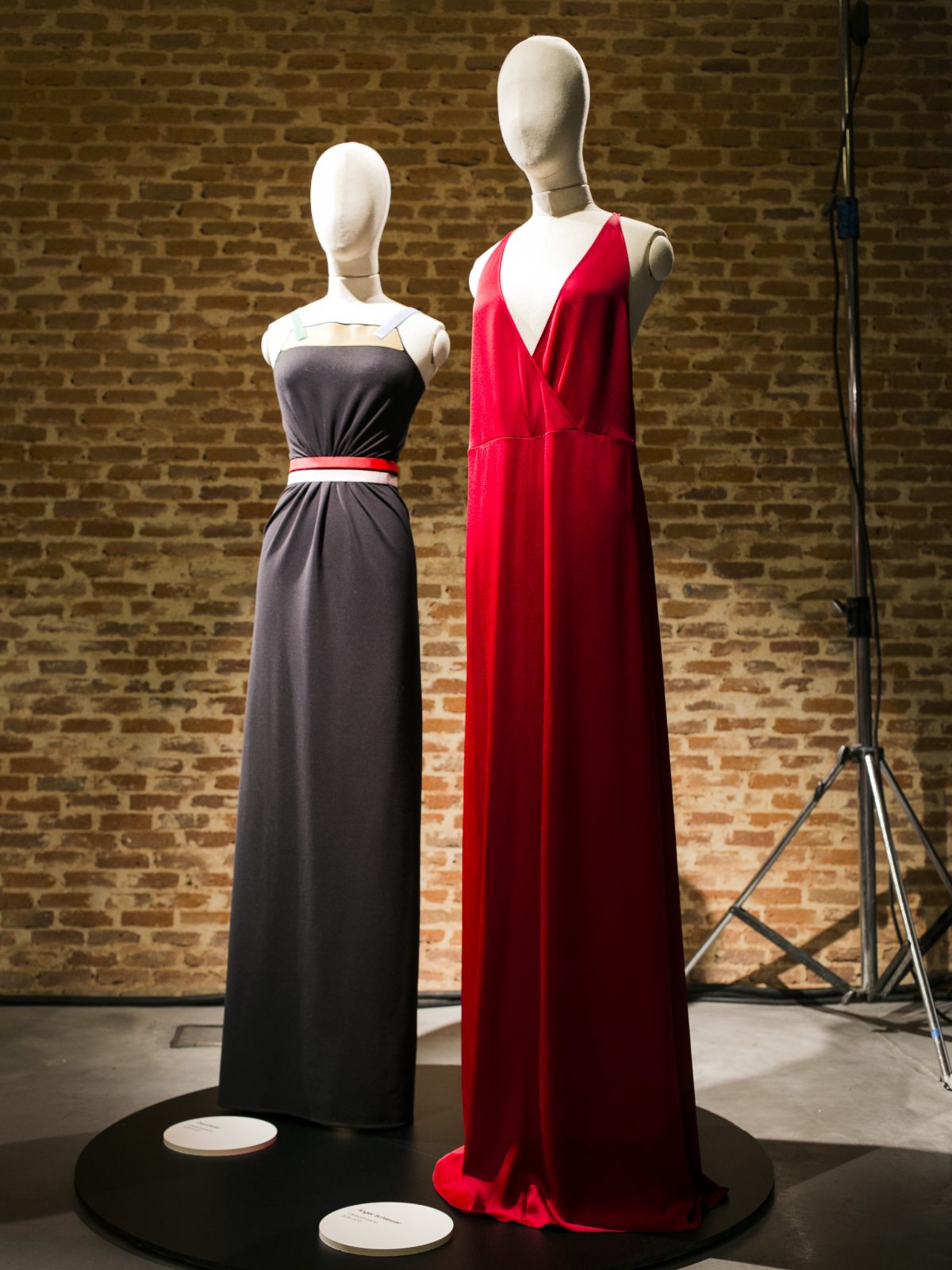 Vestido con velcro multicolor de Davidelfin y vestido de noche rojo de Angel Schlesser (3)