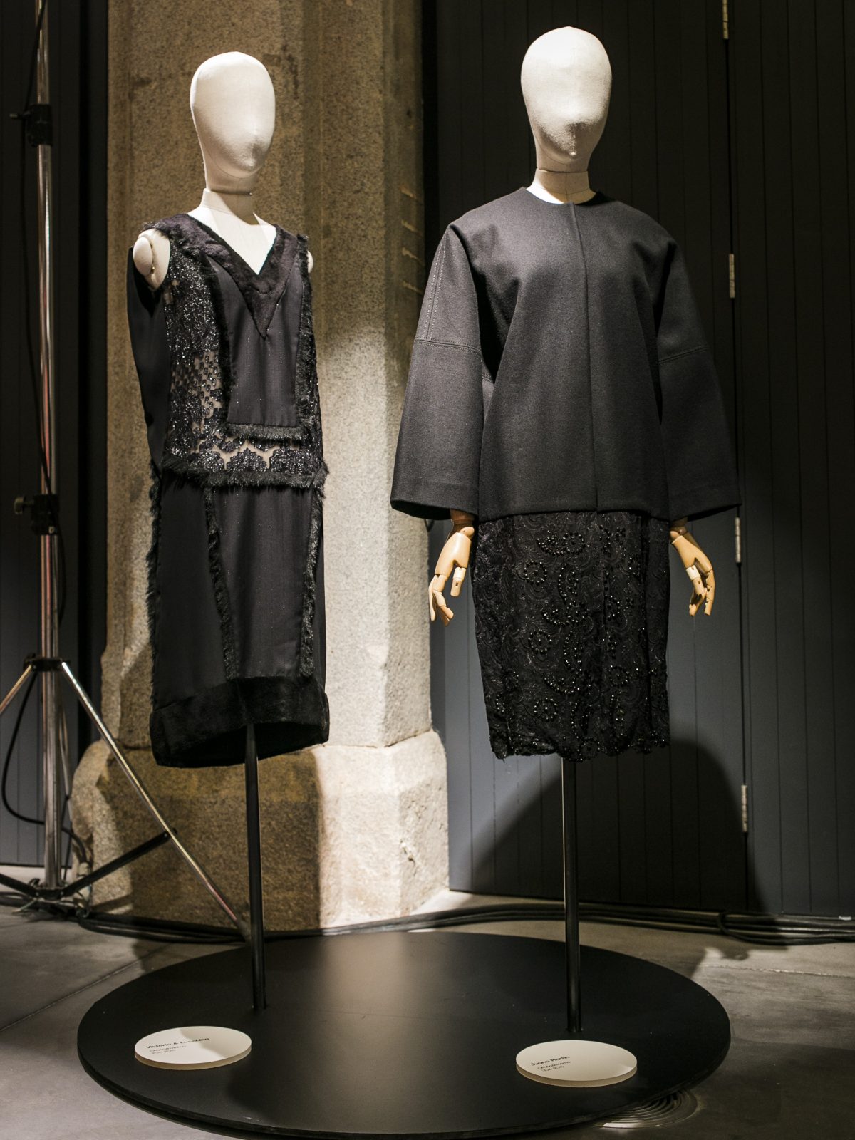 Vestido de Victorio & Lucchino y abrigo de Juana Martín