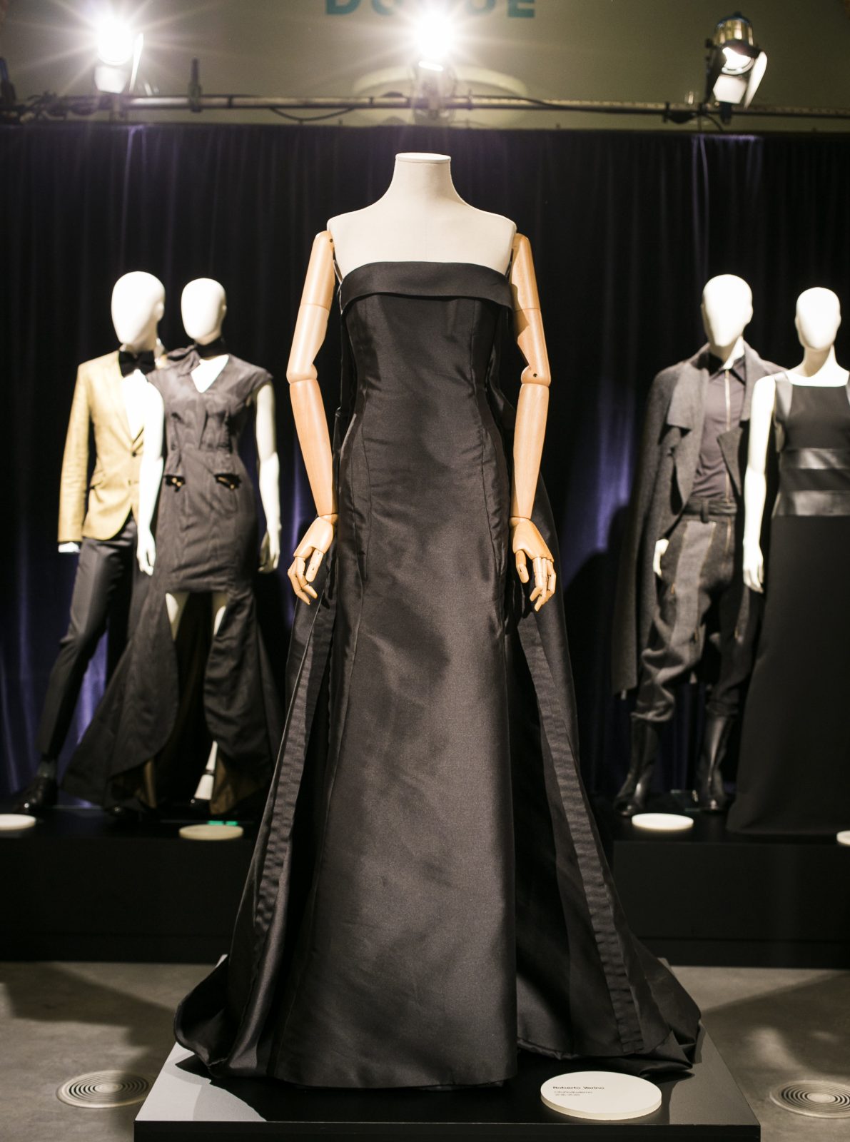 en el centro, vestido de Roberto Verino. Al fondo, esmoquin de García Madrid, vestido de Ion Fiz, Look de Etxeberria y vestido negro de Roberto Torretta