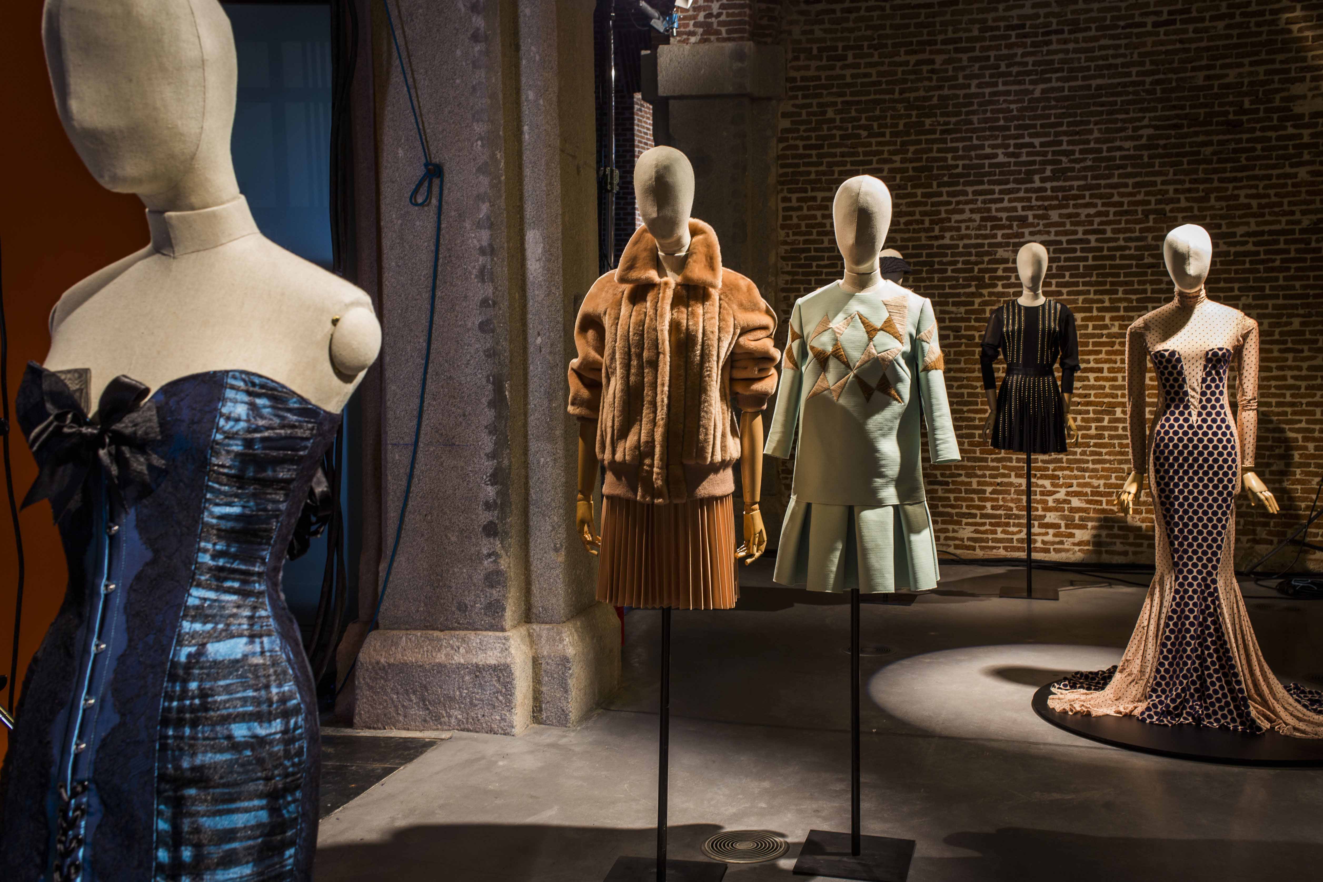 Corsé de Maya Hansen, conjunto rosa de Miguel Marinero, look de Devota & Lomba, vestido de lunares de Andrés Sardá y creación de Teresa Helbig.