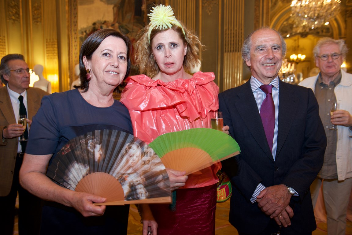 Agatha Ruiz dela Prada con el Embajador Ramón de Miguel y su señora, Dña. Ana Loring