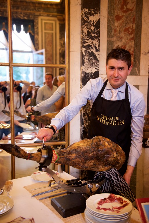 Dehesa de Extremadura deleitó a los asistentes con sus magníficos jamones durante el cóctel