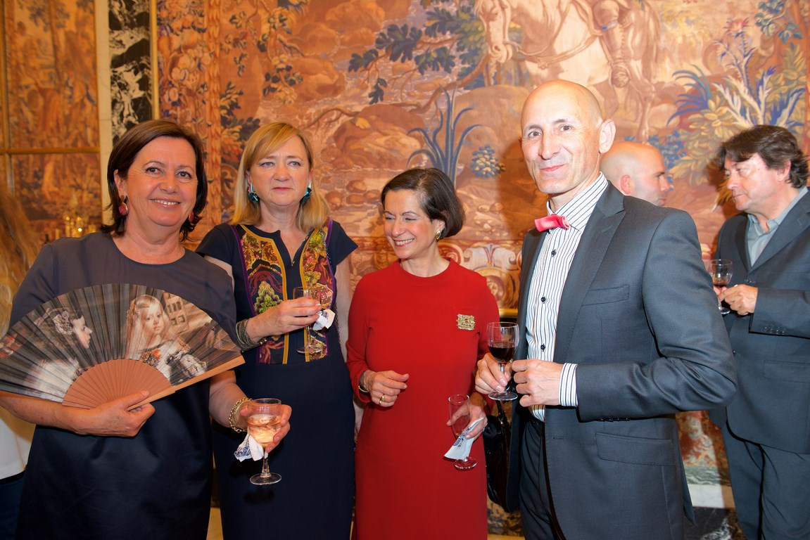 Dña. Ana Loring, señora del embajador de España en París, Begoña Torres y Modesto Lomba