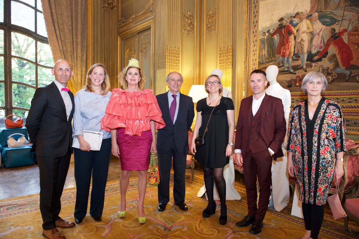 Modesto Lomba, Sheila Loewe, Agatha Ruiz de la Prada, el embajador Ramón de Miguel, Nuria Sardá, Manuel García y Pepa Bueno