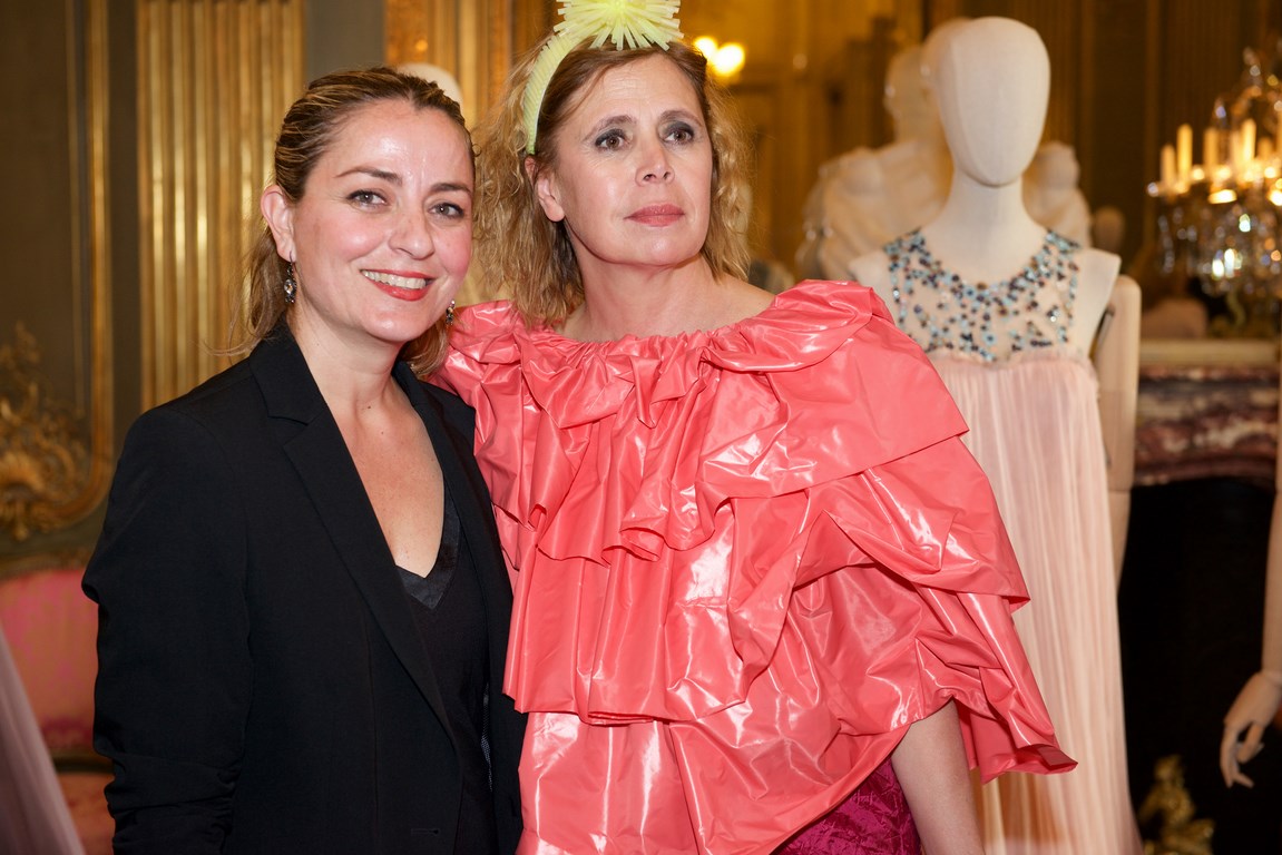 Pepa Olmedo, directora de RRPP de Meliá con Agatha Ruiz de la Prada