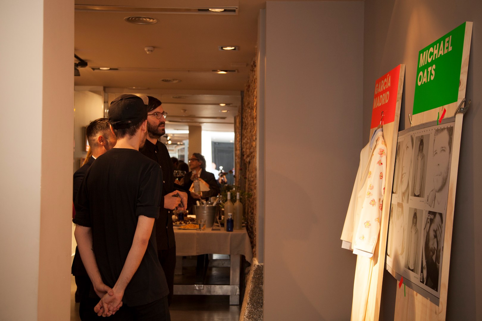 Los invitados visitan la exposición