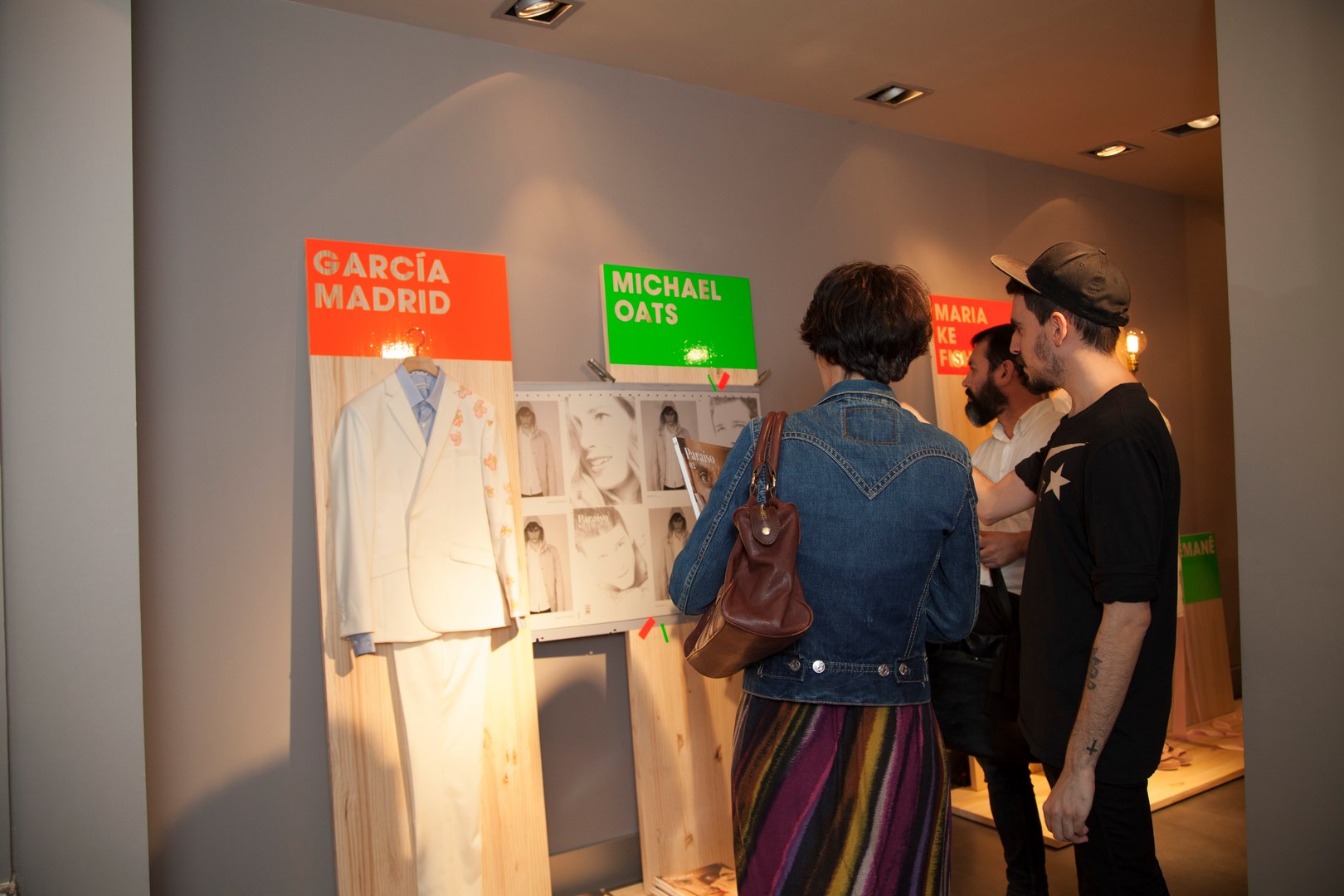 Los invitados visitan la exposición