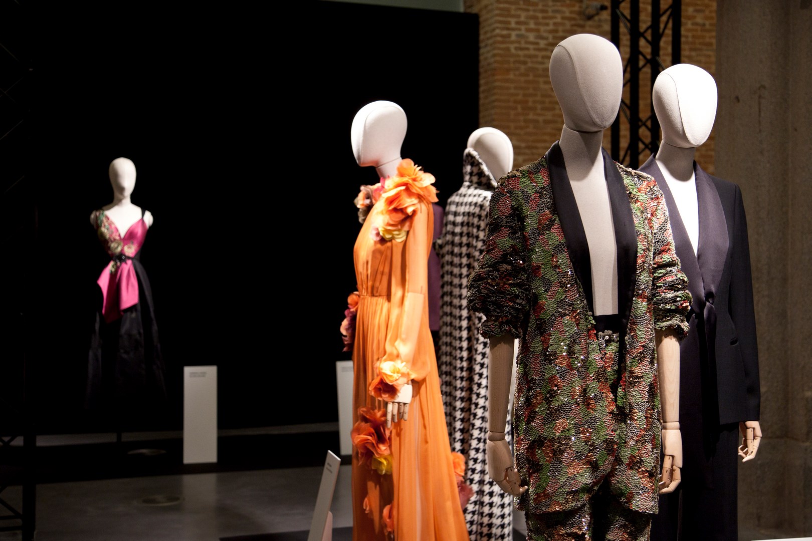 Esmoquin de Duyos y Ángel Schlesser. Vestido naranja de Jorge Acuña, diseño en pata de gallo de Andrés Sardá. Al fondo, vestidod e Hannibal Laguna (Copiar)