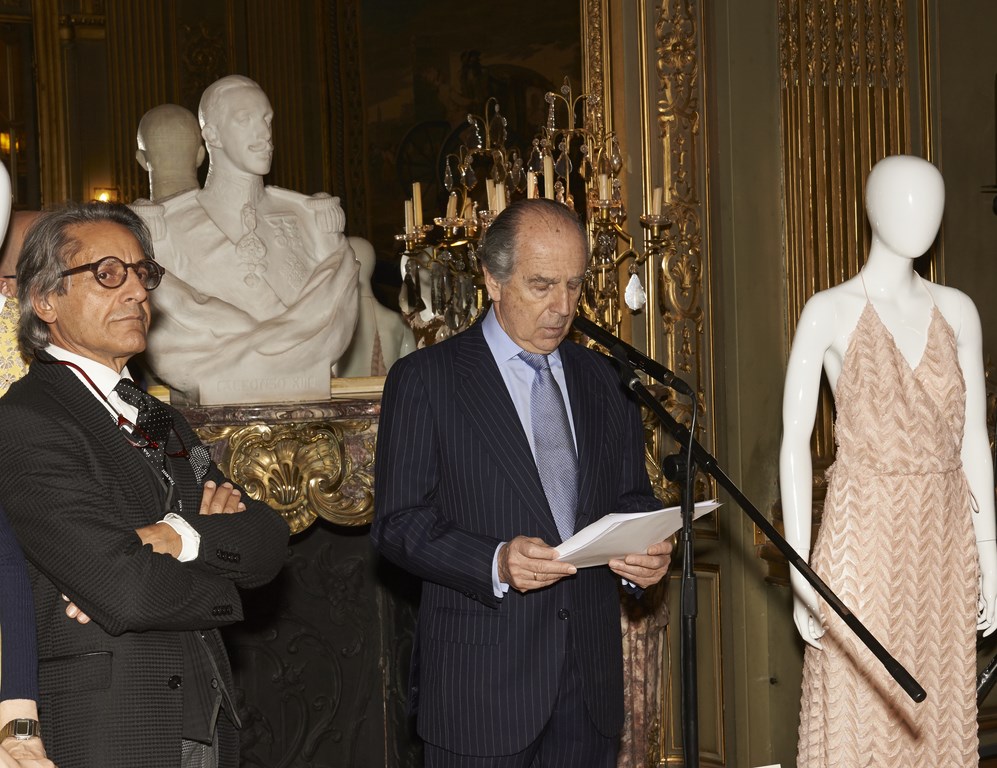 El Embajador de España en Francia, Ramón de Miguel, con el diseñador Miguel Marinero