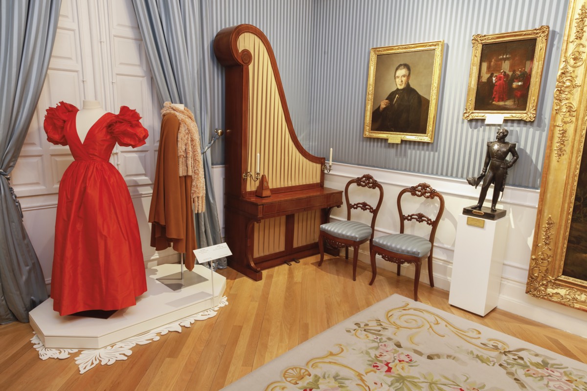 Sala Antesalón del Museo del Romanticismo,traje de noche de Tot-Hom y capa de Sybilla