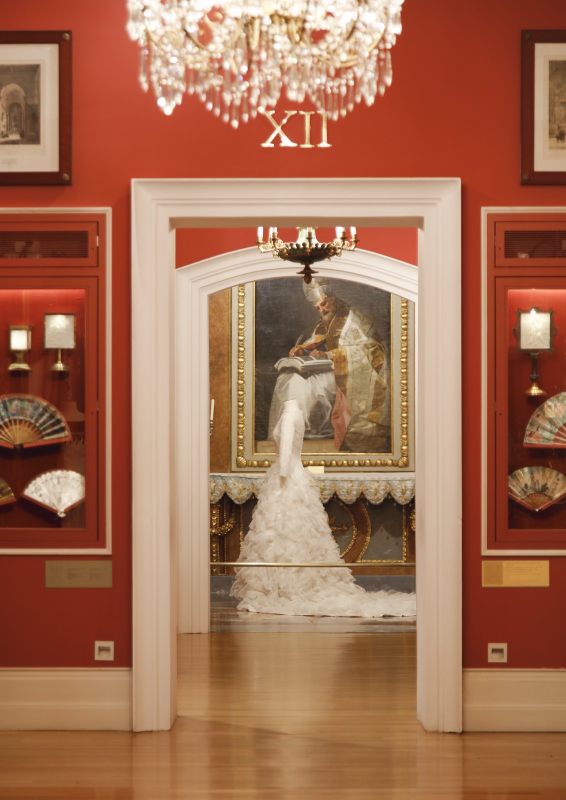 Salas del Museo del Romanticismo, traje de novia de Pedro Rodríguez en la Capilla del museo
